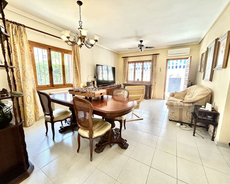 3 soveværelse Villa til salg i La Zenia med swimmingpool - € 630.000 (Ref: 9802572)