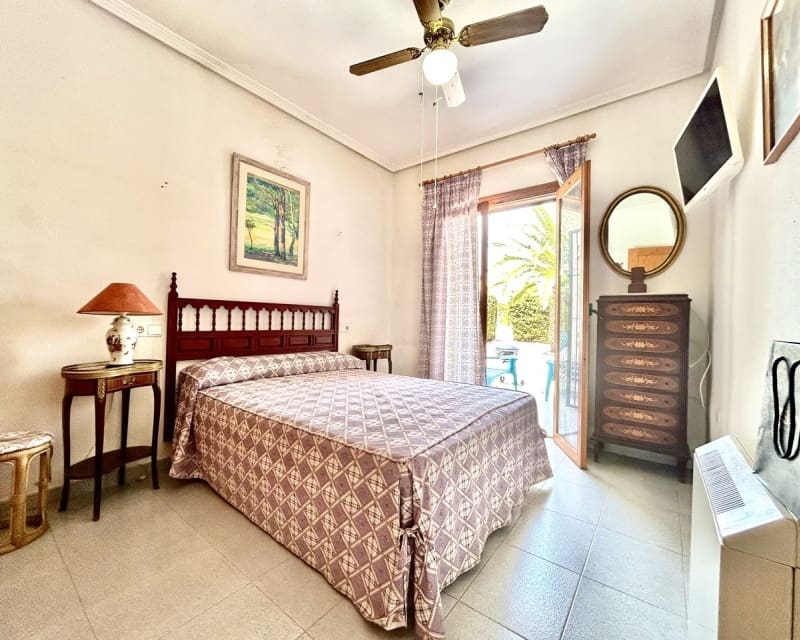 3 soveværelse Villa til salg i La Zenia med swimmingpool - € 630.000 (Ref: 9802572)