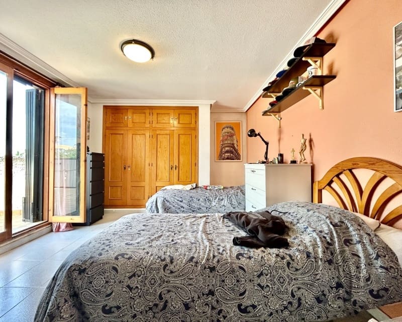 3 soveværelse Villa til salg i La Zenia med swimmingpool - € 630.000 (Ref: 9802572)