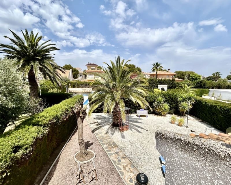3 soveværelse Villa til salg i La Zenia med swimmingpool - € 630.000 (Ref: 9802572)