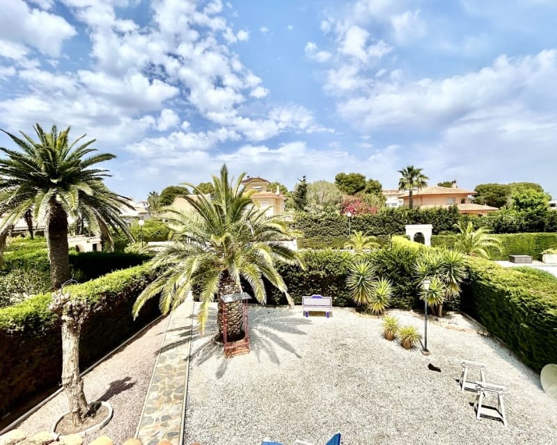 3 soveværelse Villa til salg i La Zenia med swimmingpool - € 630.000 (Ref: 9802572)