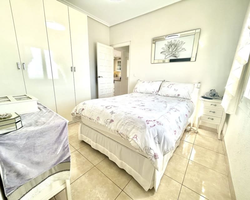 Chalet de 2 habitaciones en Villamartin en venta con piscina - 390.000 € (Ref: 9802575)