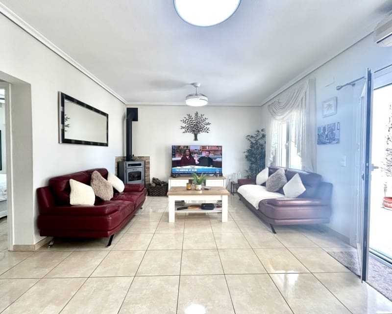 Chalet de 2 habitaciones en Villamartin en venta con piscina - 390.000 € (Ref: 9802575)