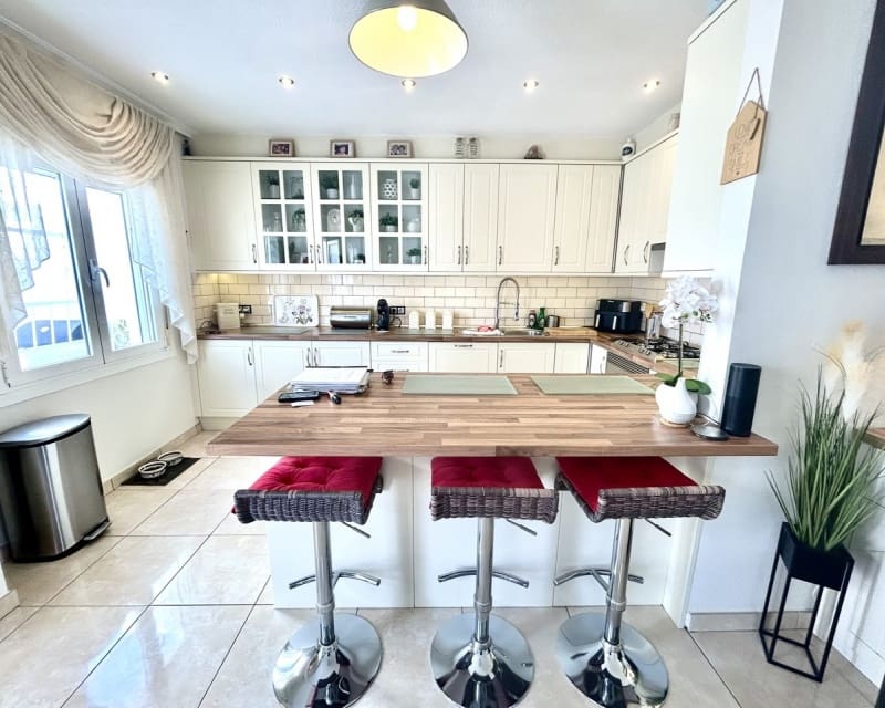 Chalet de 2 habitaciones en Villamartin en venta con piscina - 390.000 € (Ref: 9802575)