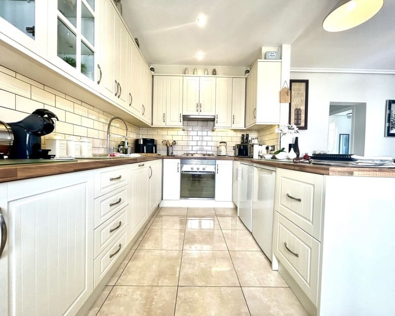 Chalet de 2 habitaciones en Villamartin en venta con piscina - 390.000 € (Ref: 9802575)