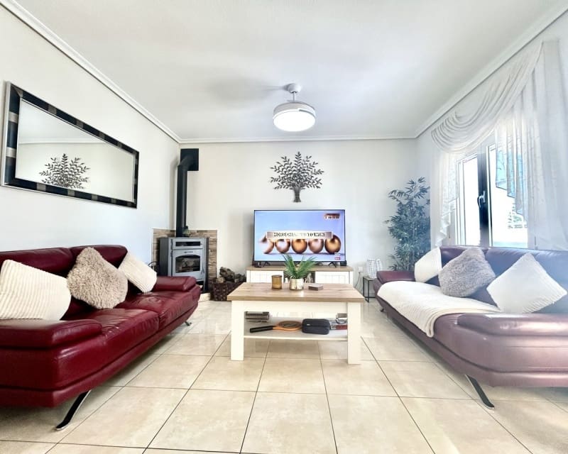 Chalet de 2 habitaciones en Villamartin en venta con piscina - 390.000 € (Ref: 9802575)