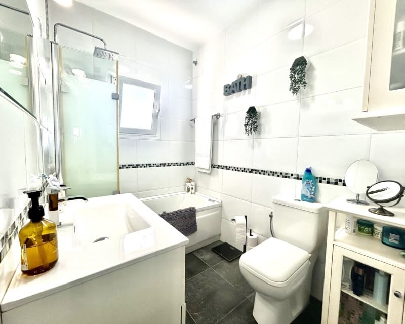 Chalet de 2 habitaciones en Villamartin en venta con piscina - 390.000 € (Ref: 9802575)