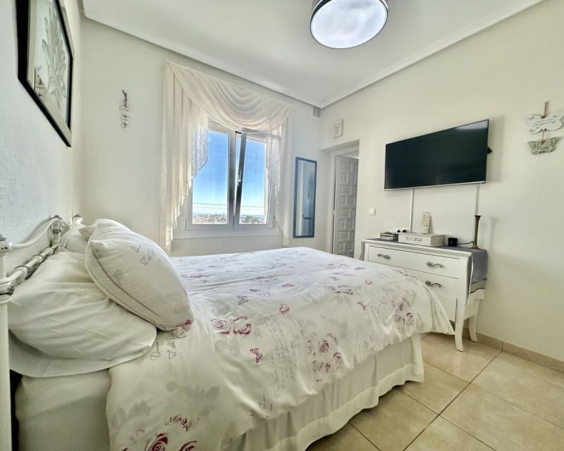 Chalet de 2 habitaciones en Villamartin en venta con piscina - 390.000 € (Ref: 9802575)