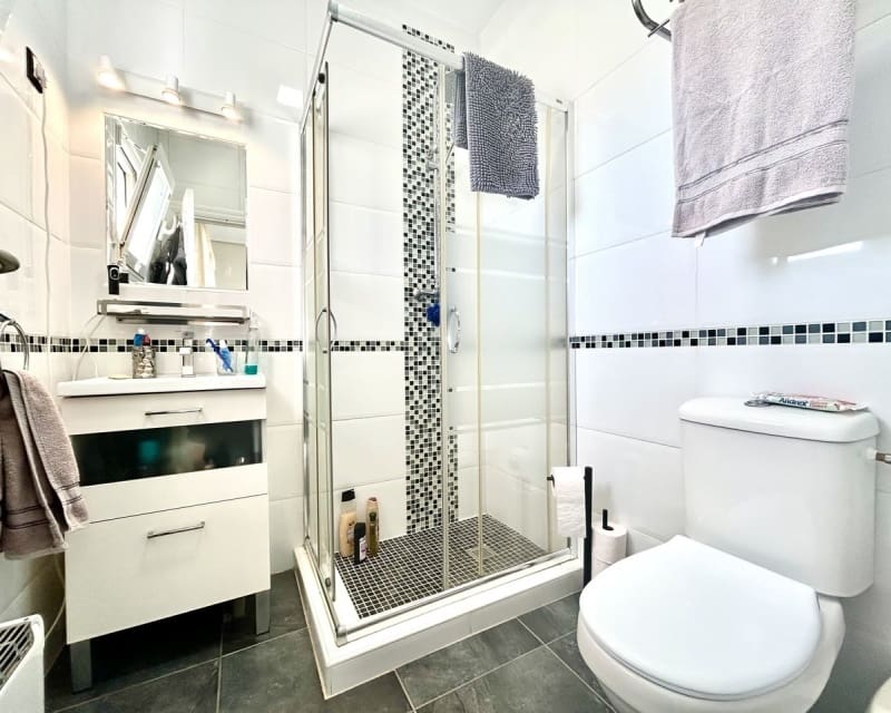 Chalet de 2 habitaciones en Villamartin en venta con piscina - 390.000 € (Ref: 9802575)