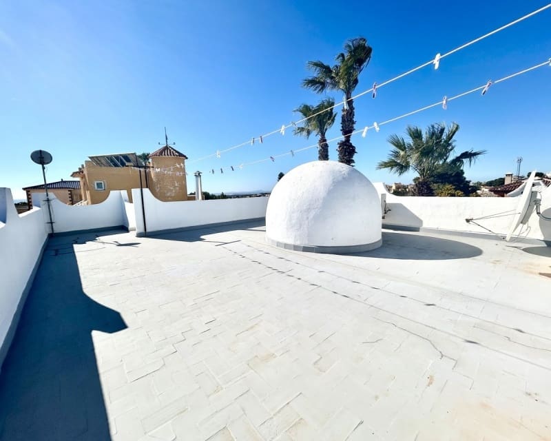 Chalet de 2 habitaciones en Villamartin en venta con piscina - 390.000 € (Ref: 9802575)