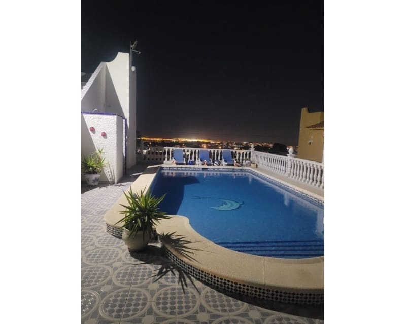 Chalet de 2 habitaciones en Villamartin en venta con piscina - 390.000 € (Ref: 9802575)