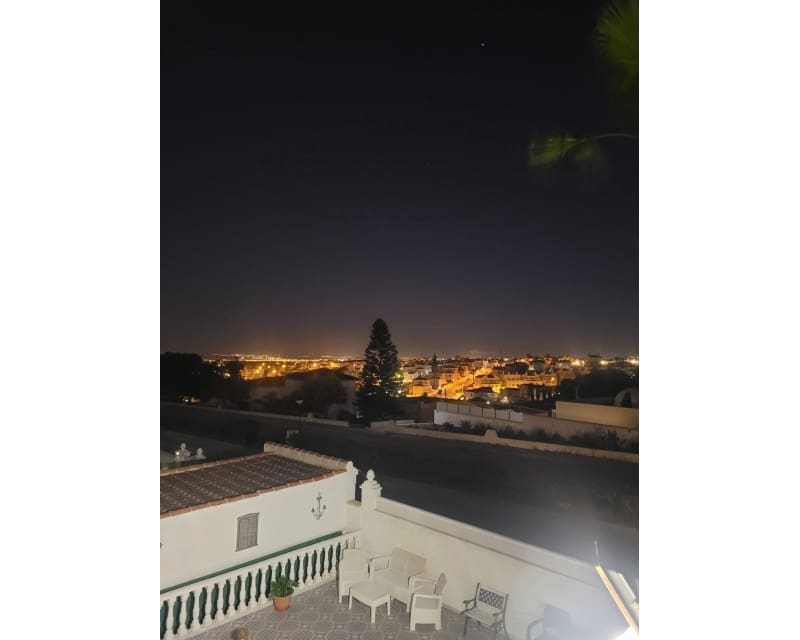 Chalet de 2 habitaciones en Villamartin en venta con piscina - 390.000 € (Ref: 9802575)