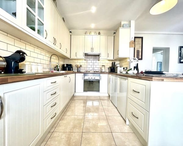 Chalet de 2 habitaciones en Villamartin, Orihuela en venta con piscina - 390.000 € (Ref: 9802575)