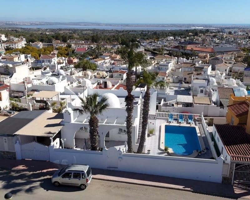 Chalet de 2 habitaciones en Villamartin en venta con piscina - 390.000 € (Ref: 9802575)