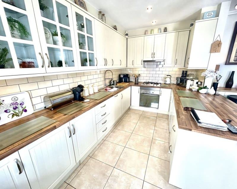 Chalet de 2 habitaciones en Villamartin en venta con piscina - 390.000 € (Ref: 9802575)