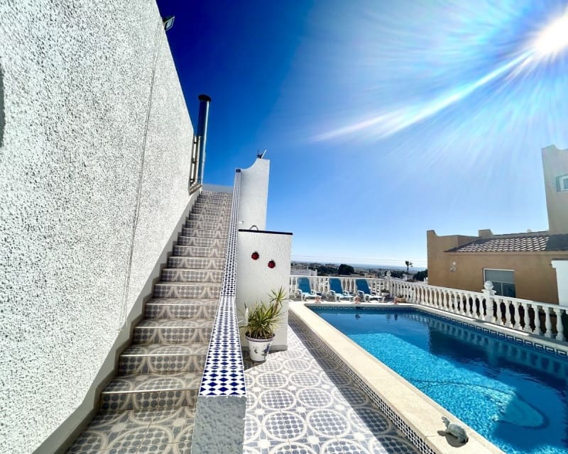 Chalet de 2 habitaciones en Villamartin en venta con piscina - 390.000 € (Ref: 9802575)