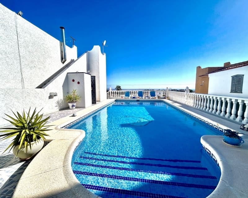 Chalet de 2 habitaciones en Villamartin en venta con piscina - 390.000 € (Ref: 9802575)