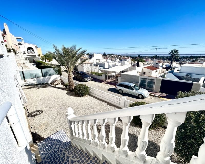 Chalet de 2 habitaciones en Villamartin en venta con piscina - 390.000 € (Ref: 9802575)