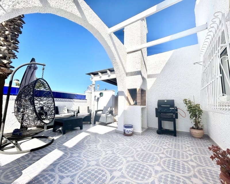 Chalet de 2 habitaciones en Villamartin en venta con piscina - 390.000 € (Ref: 9802575)