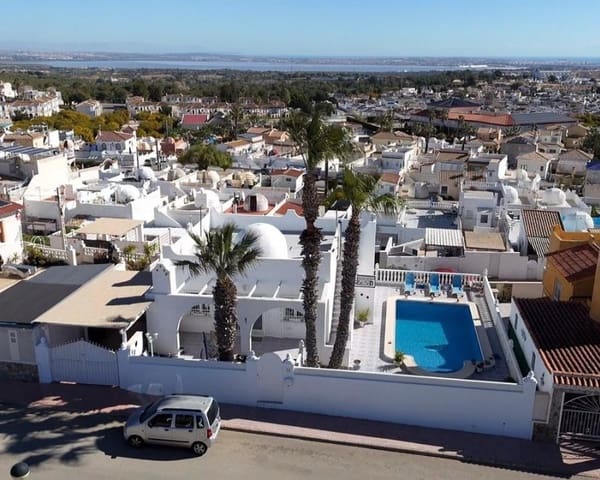 Chalet de 2 habitaciones en Villamartin, Orihuela en venta con piscina - 390.000 € (Ref: 9802575)