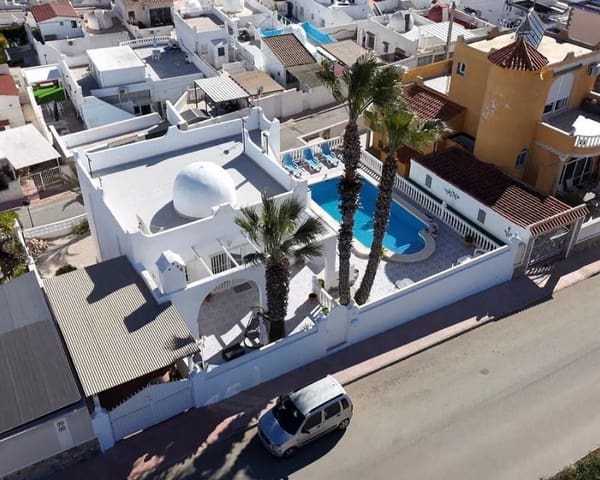 Chalet de 2 habitaciones en Villamartin, Orihuela en venta con piscina - 390.000 € (Ref: 9802575)