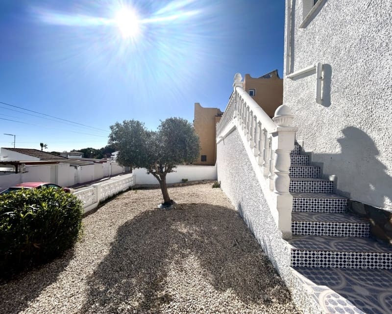 Chalet de 2 habitaciones en Villamartin en venta con piscina - 390.000 € (Ref: 9802575)