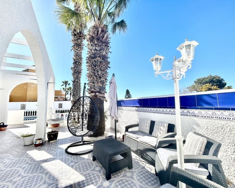 Chalet de 2 habitaciones en Villamartin en venta con piscina - 390.000 € (Ref: 9802575)