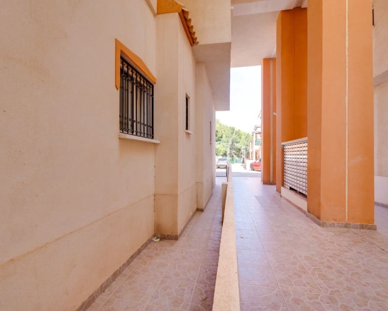 Apartamento de 2 habitaciones en Playa Flamenca en venta con piscina - 129.900 € (Ref: 9802762)