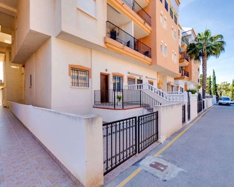 Apartamento de 2 habitaciones en Playa Flamenca en venta con piscina - 129.900 € (Ref: 9802762)