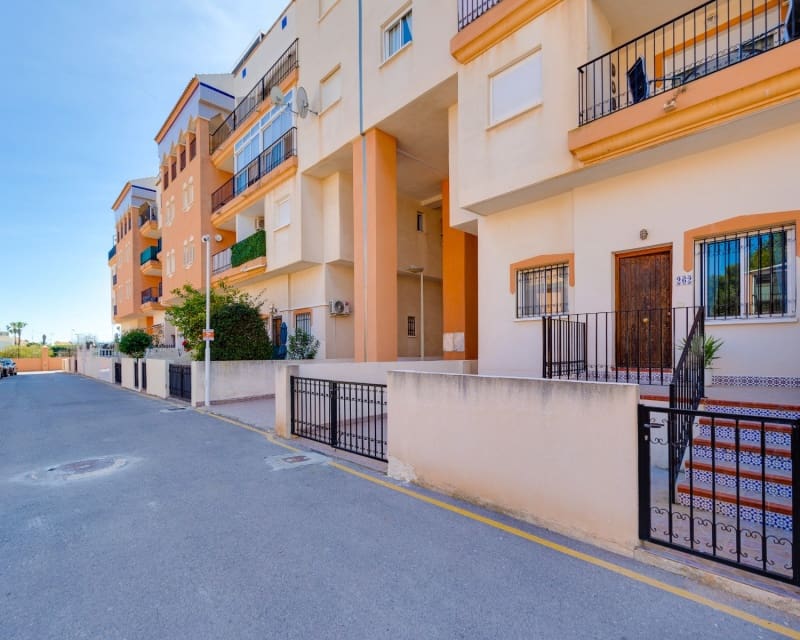 Apartamento de 2 habitaciones en Playa Flamenca en venta con piscina - 129.900 € (Ref: 9802762)
