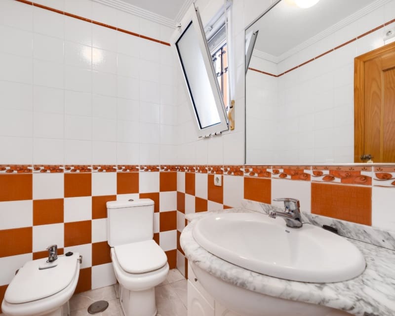 Apartamento de 2 habitaciones en Playa Flamenca en venta con piscina - 129.900 € (Ref: 9802762)