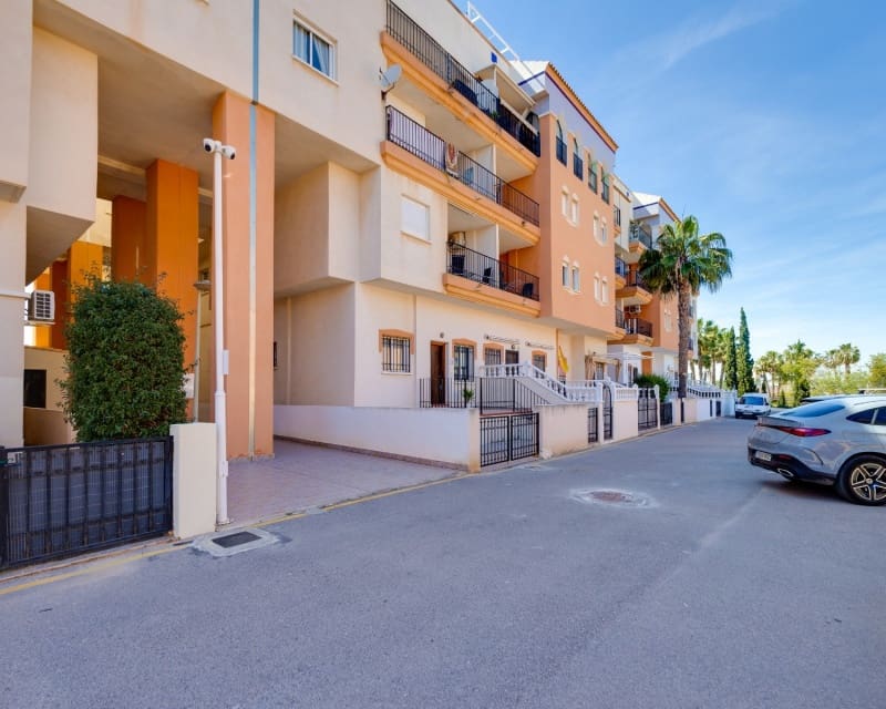 Apartamento de 2 habitaciones en Playa Flamenca en venta con piscina - 129.900 € (Ref: 9802762)