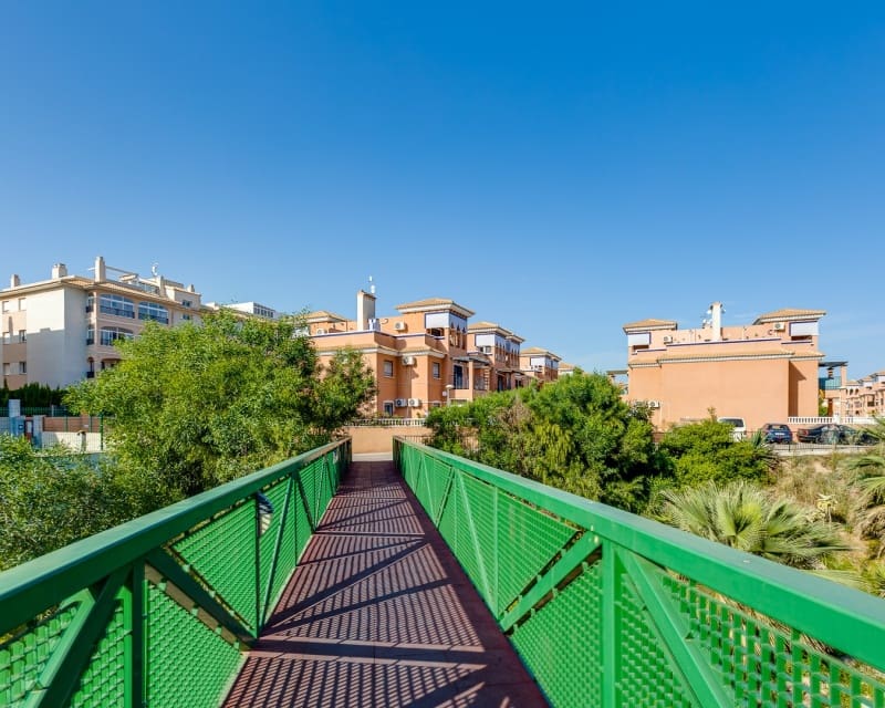 Apartamento de 2 habitaciones en Playa Flamenca en venta con piscina - 129.900 € (Ref: 9802762)
