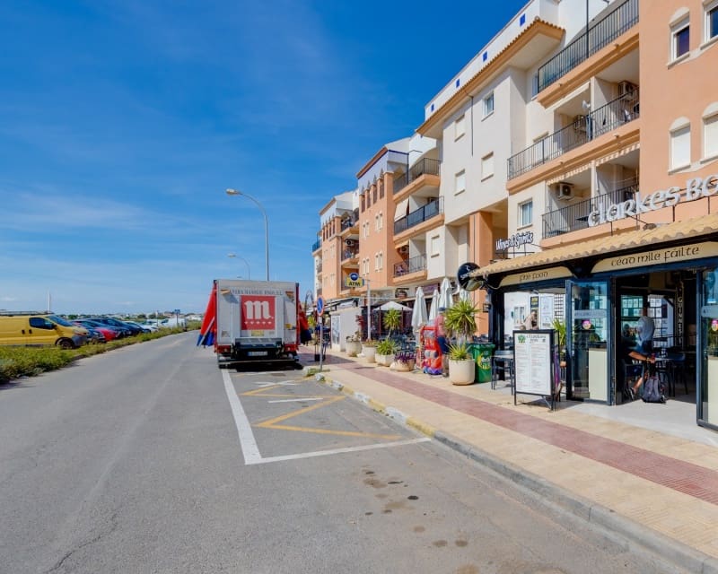 Apartamento de 2 habitaciones en Playa Flamenca en venta con piscina - 129.900 € (Ref: 9802762)