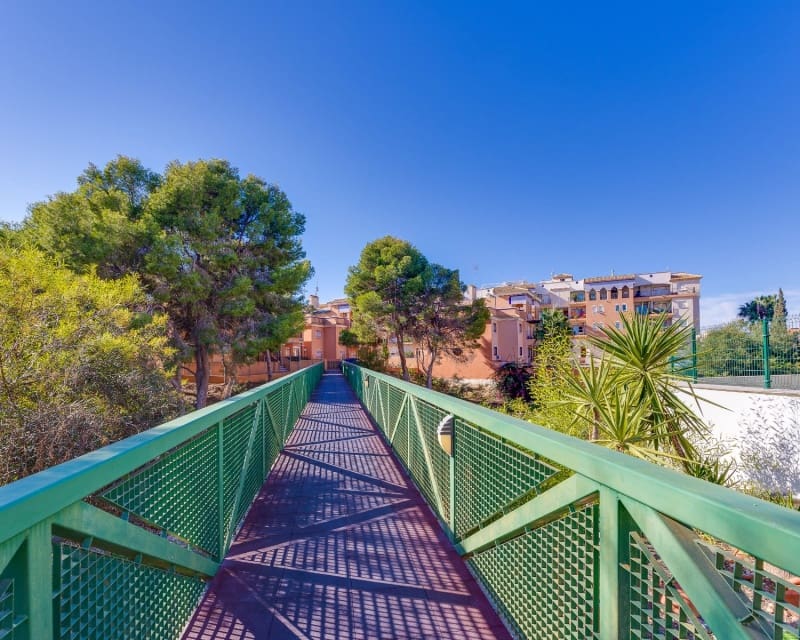 Apartamento de 2 habitaciones en Playa Flamenca en venta con piscina - 129.900 € (Ref: 9802762)