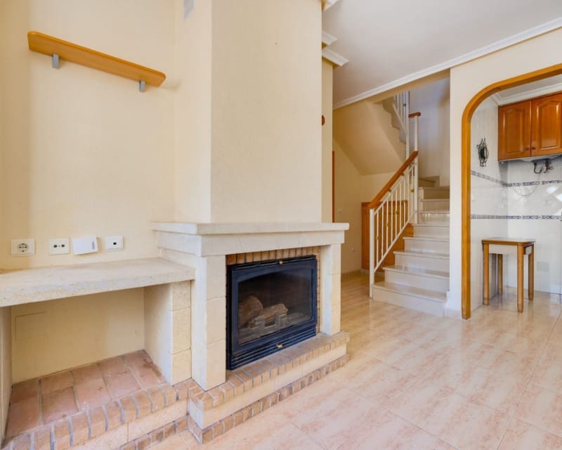 3 makuuhuone Omakotitalo myytävänä paikassa Playa Flamenca mukana uima-altaan - 189 000 € (Ref: 9802763)