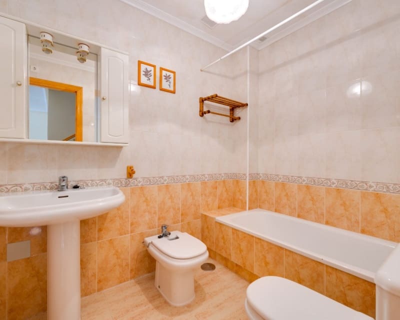 3 makuuhuone Omakotitalo myytävänä paikassa Playa Flamenca mukana uima-altaan - 189 000 € (Ref: 9802763)