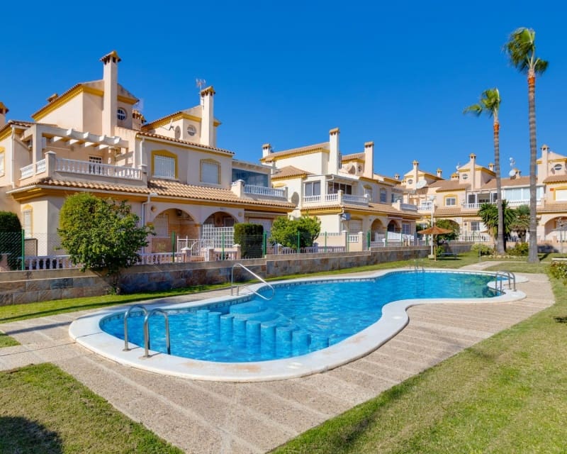 3 makuuhuone Omakotitalo myytävänä paikassa Playa Flamenca mukana uima-altaan - 189 000 € (Ref: 9802763)