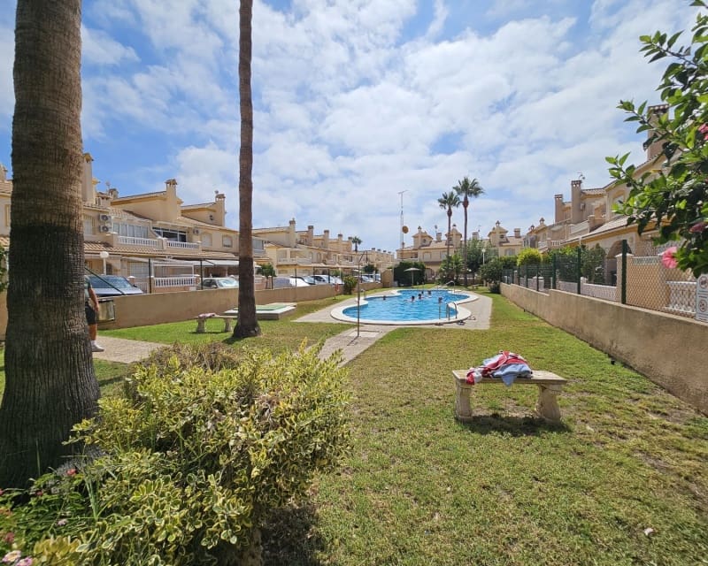 3 makuuhuone Omakotitalo myytävänä paikassa Playa Flamenca mukana uima-altaan - 189 000 € (Ref: 9802763)