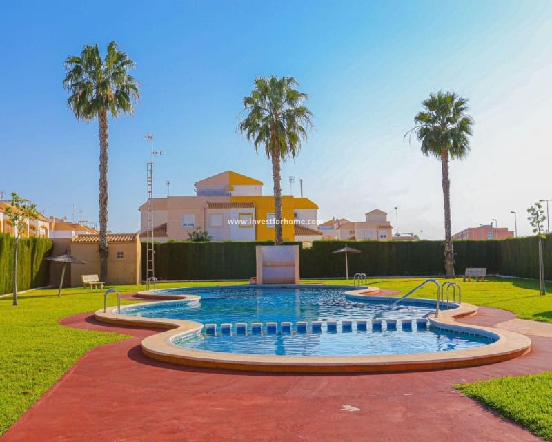 2 makuuhuone Bungalow myytävänä paikassa Torrevieja mukana uima-altaan - 168 000 € (Ref: 9802767)