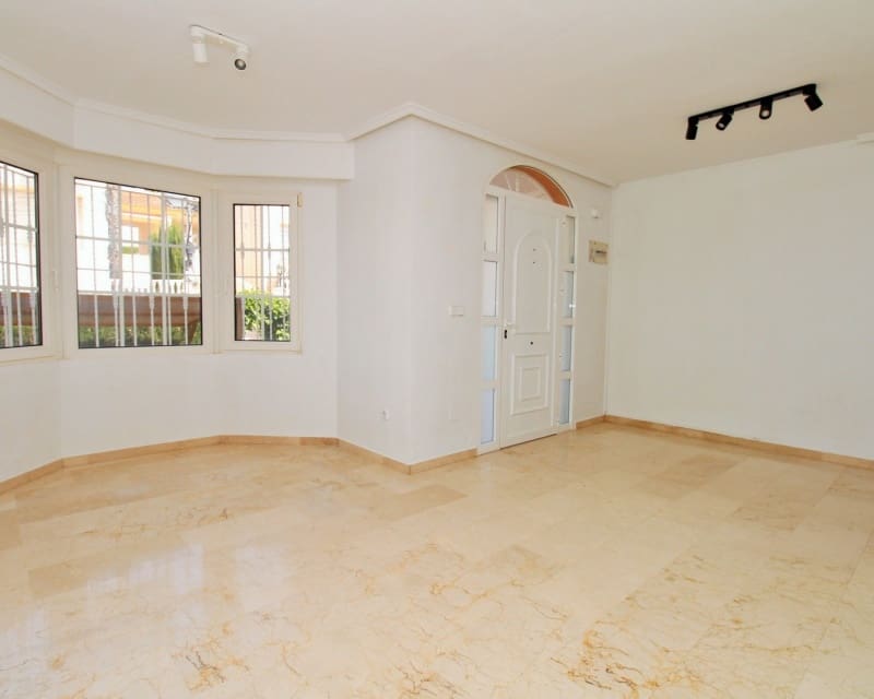 Casa de 3 habitaciones en Villamartin en venta con piscina - 229.000 € (Ref: 9802773)