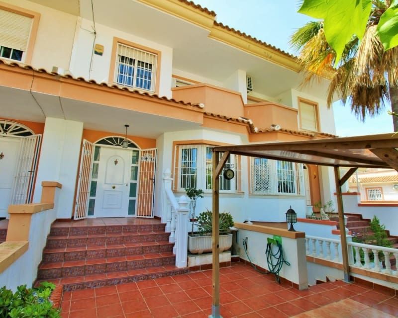 Casa de 3 habitaciones en Villamartin en venta con piscina - 229.000 € (Ref: 9802773)