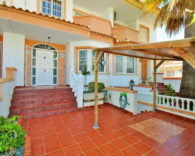 Casa de 3 habitaciones en Villamartin en venta con piscina - 229.000 € (Ref: 9802773)