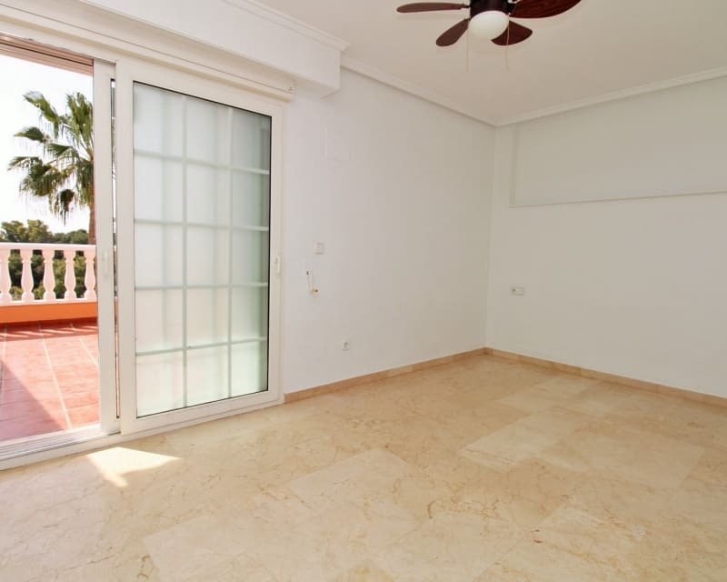 Casa de 3 habitaciones en Villamartin en venta con piscina - 229.000 € (Ref: 9802773)