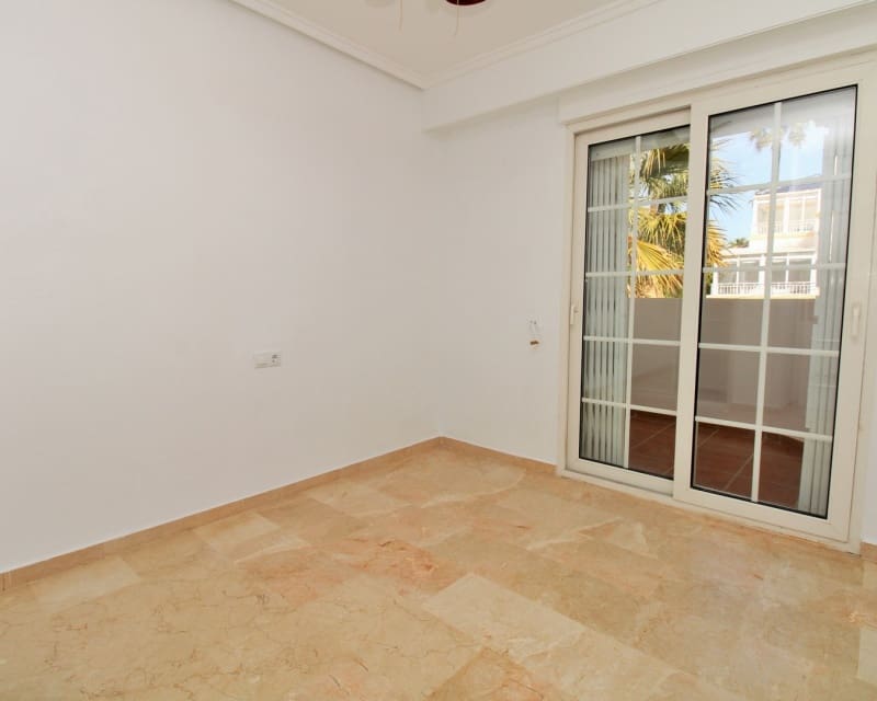 Casa de 3 habitaciones en Villamartin en venta con piscina - 229.000 € (Ref: 9802773)