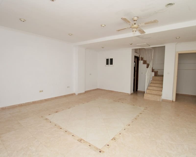 Casa de 3 habitaciones en Villamartin en venta con piscina - 229.000 € (Ref: 9802773)