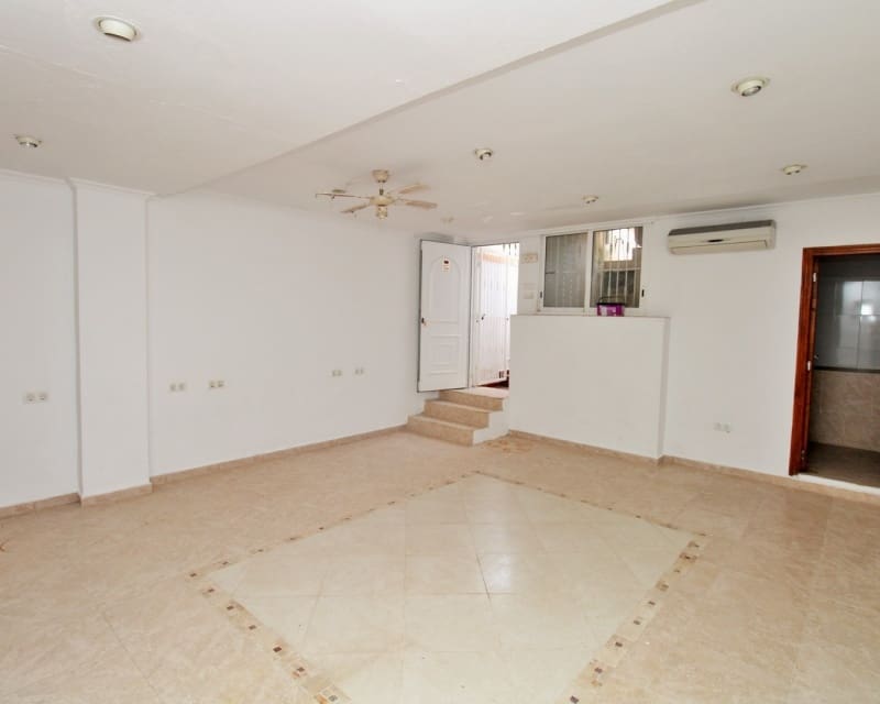 Casa de 3 habitaciones en Villamartin en venta con piscina - 229.000 € (Ref: 9802773)