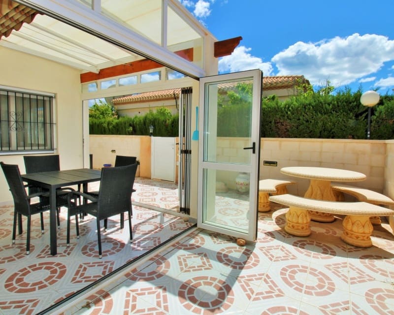 Chalet de 3 habitaciones en Playa Flamenca en venta con piscina - 249.950 € (Ref: 9806937)