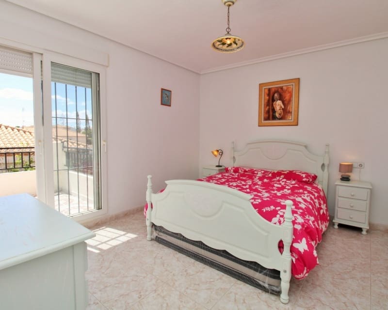 Chalet de 3 habitaciones en Playa Flamenca en venta con piscina - 249.950 € (Ref: 9806937)