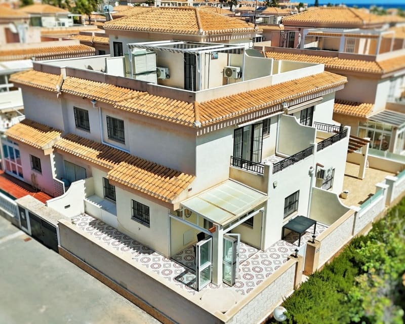 Chalet de 3 habitaciones en Playa Flamenca en venta con piscina - 249.950 € (Ref: 9806937)